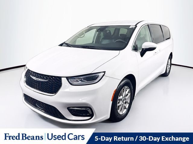 Used 2023 Chrysler Pacifica Touring-L FWD image 3