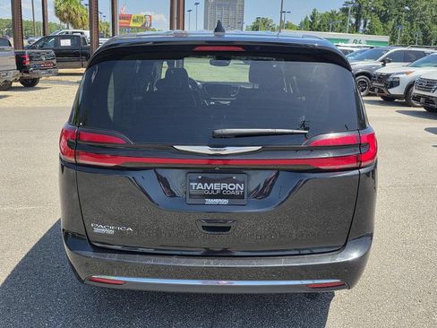 Used 2023 Chrysler Pacifica Touring-L FWD image 4