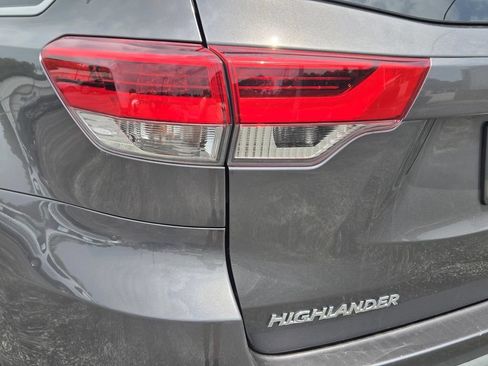Used 2019 Toyota Highlander LE FWD image 7