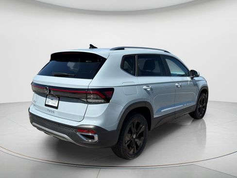 New 2026 Volkswagen Taos SE FWD image 5