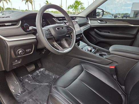 Used 2024 Jeep Grand Cherokee Limited w/ Black Appearance Package AWD/4WD image 29