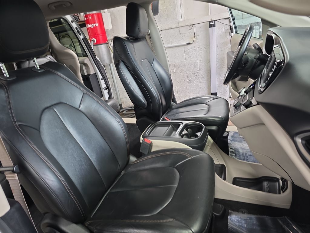 Used 2017 Chrysler Pacifica Touring-L w/ Tire & Wheel Group FWD image 10