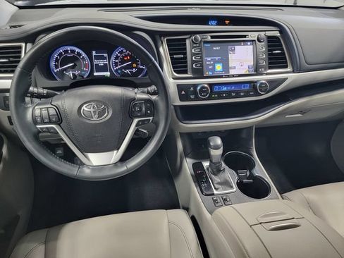 Used 2019 Toyota Highlander XLE AWD/4WD image 28