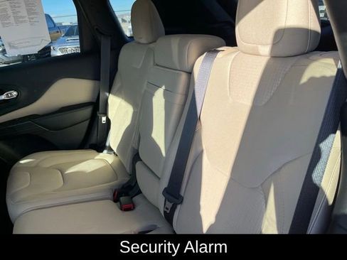 Used 2015 Jeep Cherokee Latitude w/ Comfort/Convenience Group image 18