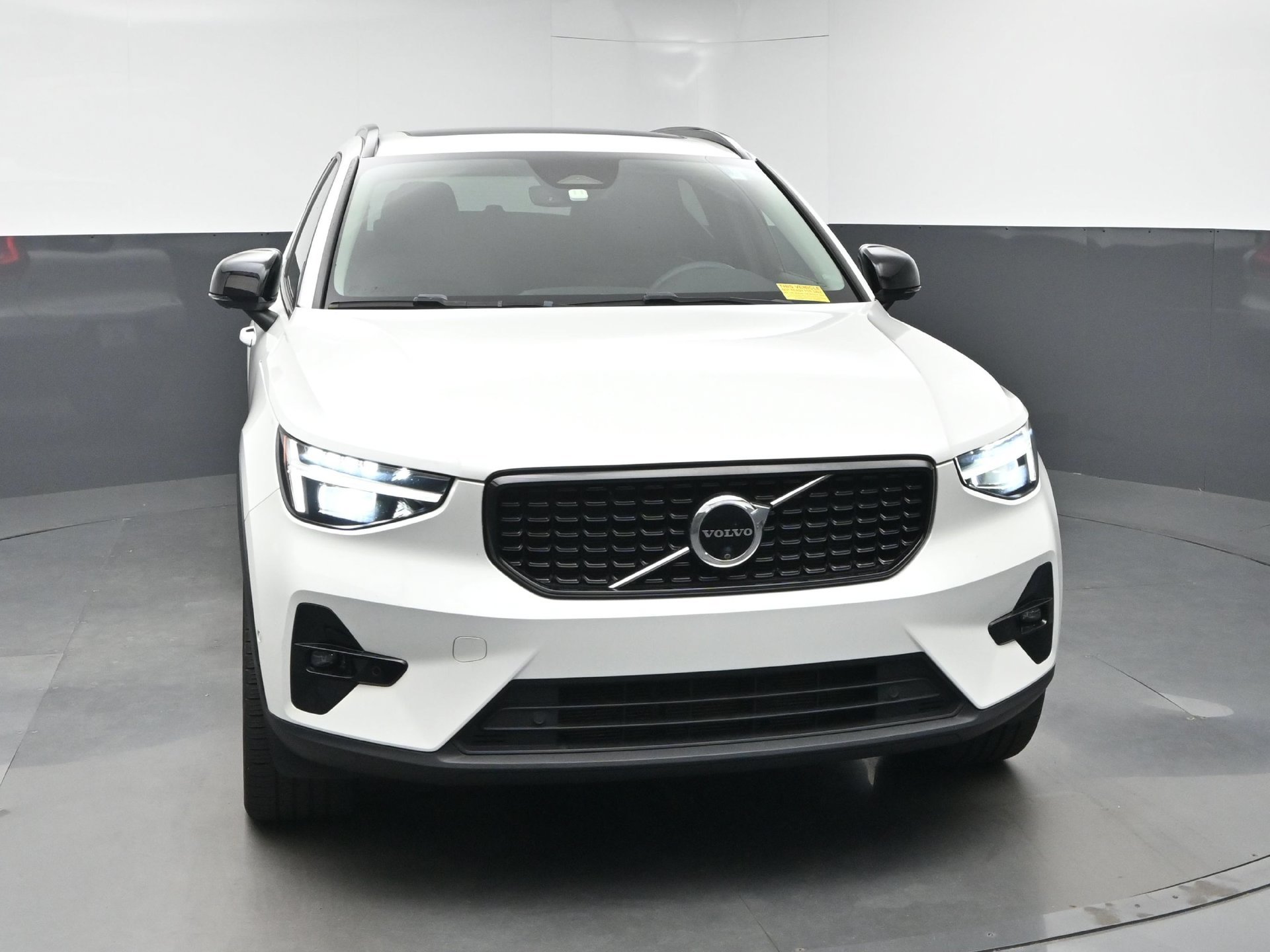 Used 2024 Volvo XC40 B5 Ultimate w/ Protection Package Premier AWD/4WD image 2