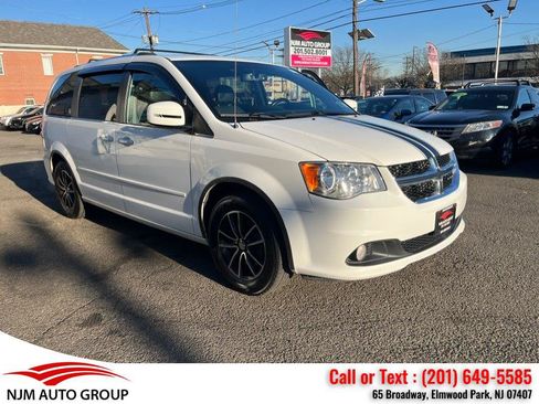 Used 2017 Dodge Grand Caravan SXT FWD image 1