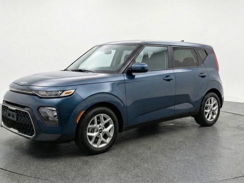 Used 2025 Kia Soul LX w/ LX Technology Package image 3
