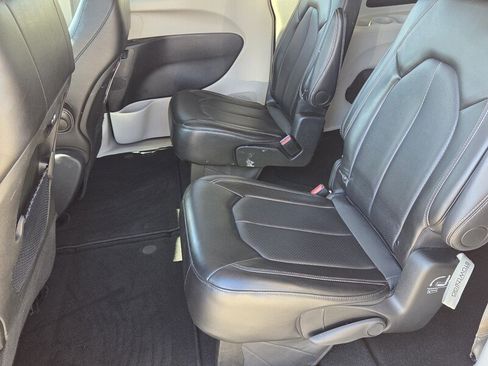Used 2024 Chrysler Pacifica Touring-L image 10