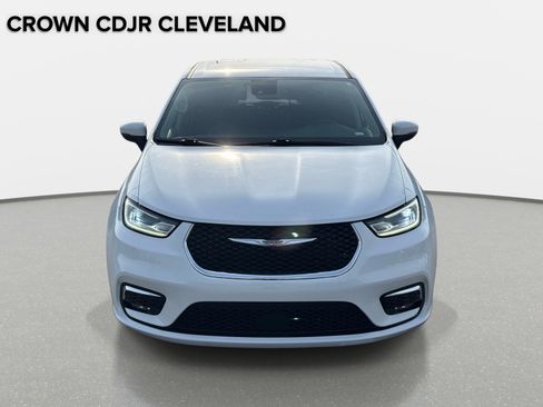 Used 2023 Chrysler Pacifica Touring-L FWD image 9