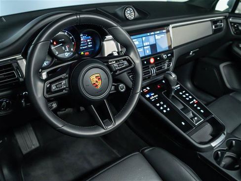 Certified 2026 Porsche Macan AWD/4WD image 4