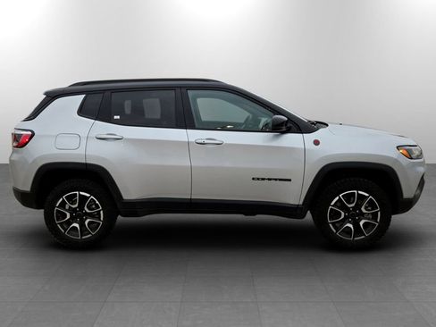 Used 2025 Jeep Compass Trailhawk image 4