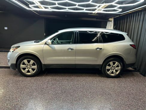 Used 2016 Chevrolet Traverse LT w/ Style and Technology Package image 4