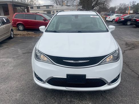 Used 2017 Chrysler Pacifica Touring-L w/ Tire & Wheel Group image 3