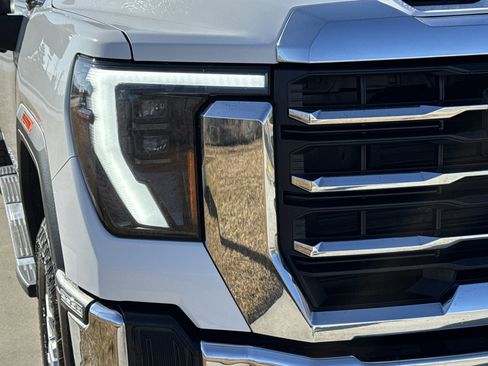 Used 2024 GMC Sierra 2500 SLE w/ SLE Value Package; image 10