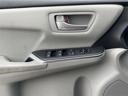 Used 2017 Toyota Camry LE image 21