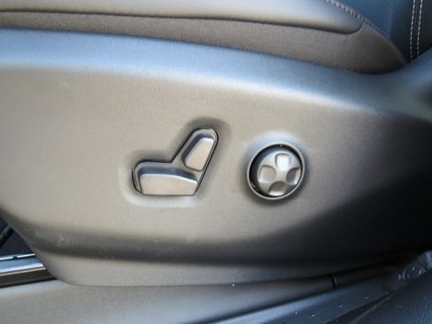 New 2025 Chrysler Voyager LX image 18