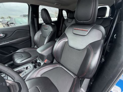 Used 2022 Jeep Cherokee Trailhawk image 12