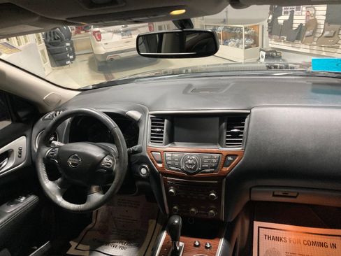 Used 2017 Nissan Pathfinder Platinum image 10