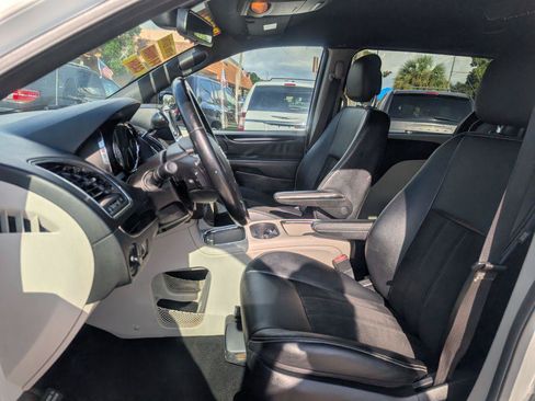 Used 2020 Dodge Grand Caravan SXT FWD image 9