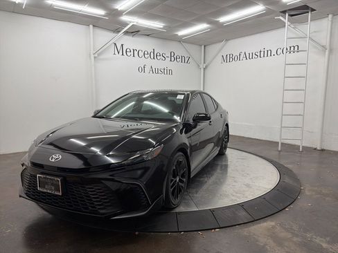 Used 2025 Toyota Camry SE image 3