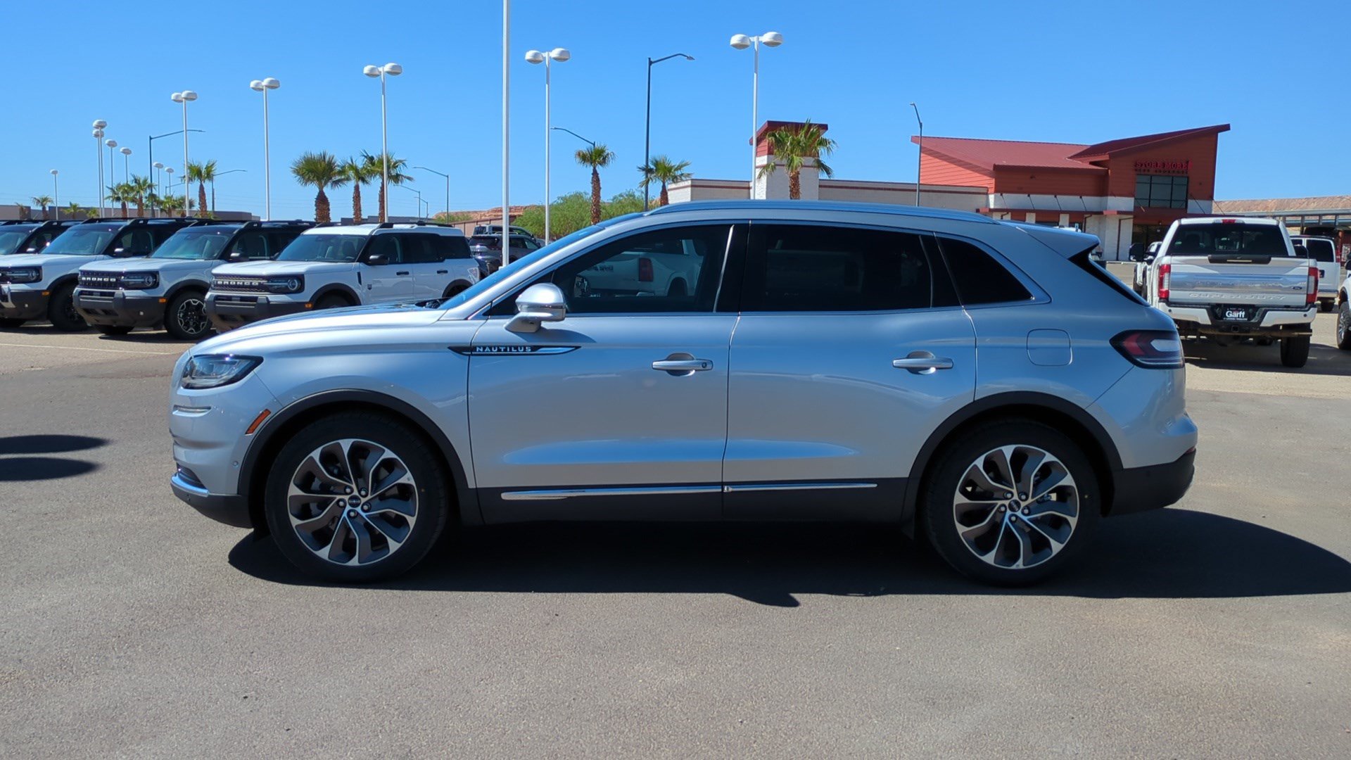 Used 2022 Lincoln Nautilus Reserve w/ Equipment Group 201A FWD image 6