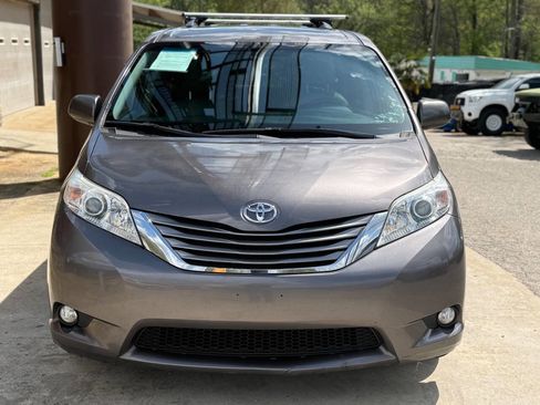 Used 2017 Toyota Sienna XLE Premium w/ Protection Package image 3