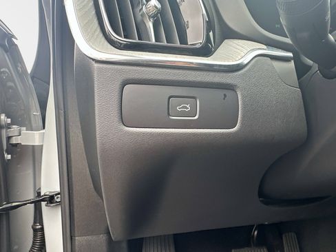 Certified 2025 Volvo XC60 B5 Plus image 28