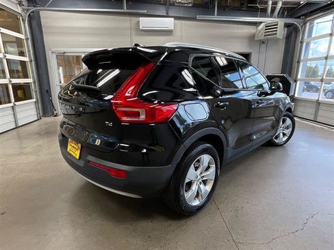 Used 2021 Volvo XC40 T4 Momentum FWD image 5