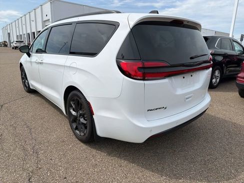Used 2024 Chrysler Pacifica Touring-L w/ S Appearance Package image 4