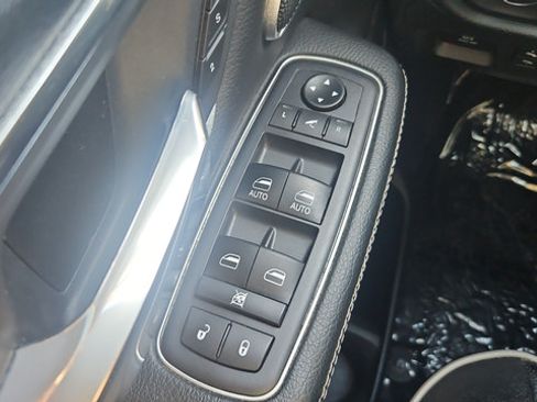 Used 2019 RAM 1500 Laramie AWD/4WD image 23