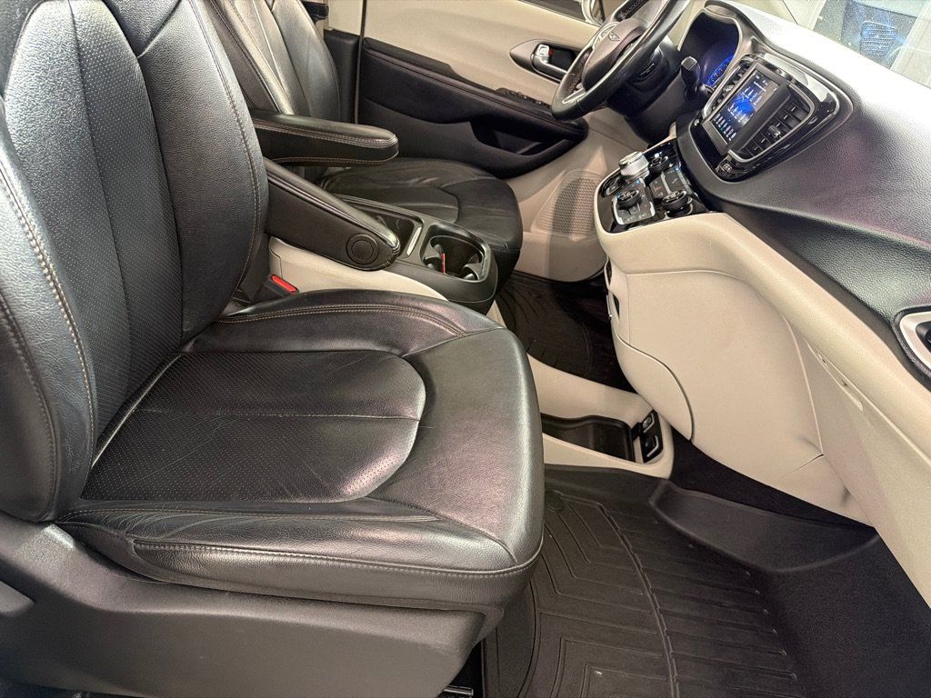 Used 2020 Chrysler Pacifica Touring-L FWD image 23