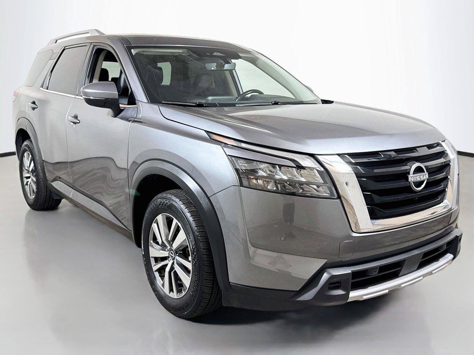 Used 2025 Nissan Pathfinder SL FWD image 3
