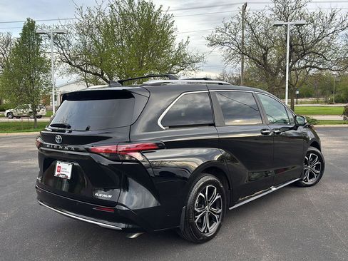 Used 2025 Toyota Sienna Platinum AWD/4WD image 10
