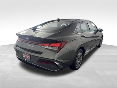 Used 2024 Hyundai Elantra SEL FWD image 9