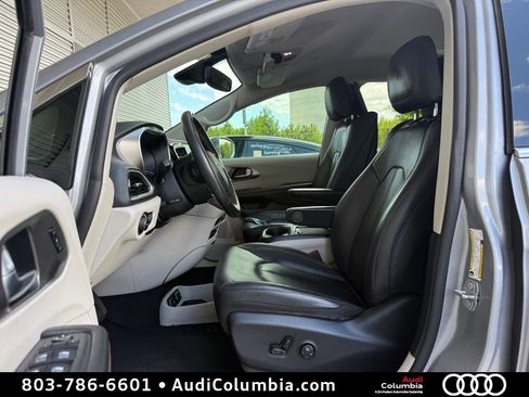 Used 2020 Chrysler Pacifica Touring-L Plus w/ Advanced Safetytec Group FWD image 22