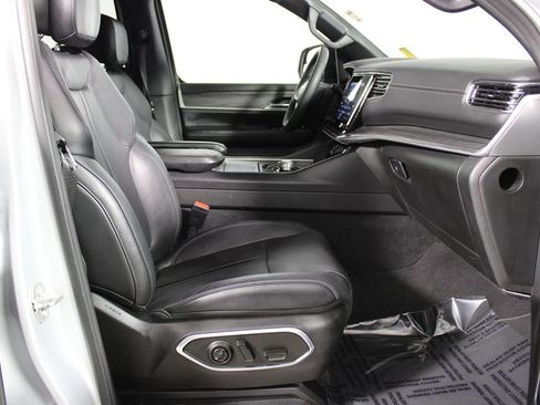 Used 2024 Jeep Wagoneer L Series II RWD image 17