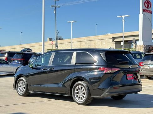 Used 2022 Toyota Sienna LE image 6