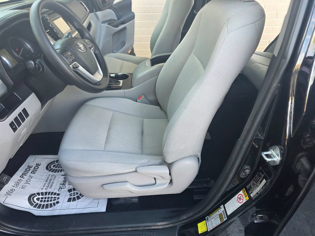 Used 2016 Toyota Highlander LE FWD image 16