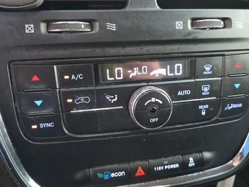 Used 2015 Chrysler Town & Country Touring image 18