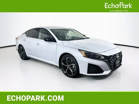 Used 2023 Nissan Altima 2.5 SR w/ SR Premium Package FWD image 1