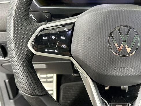 Used 2022 Volkswagen Tiguan SE R-Line image 22