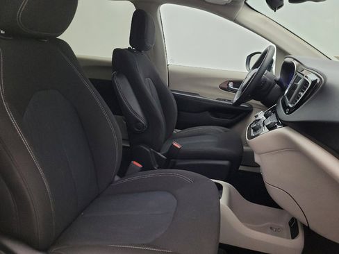Used 2023 Chrysler Voyager LX FWD image 21