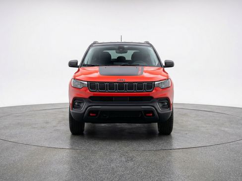 Used 2025 Jeep Compass Trailhawk image 2