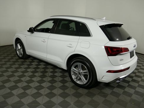 Used 2024 Audi Q5 e Premium w/ Convenience Package image 5