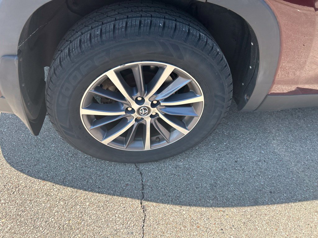 Used 2019 Toyota Highlander XLE AWD/4WD image 16