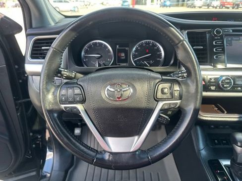 Used 2019 Toyota Highlander XLE FWD image 12