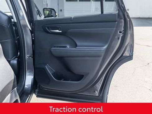 Used 2023 Toyota Highlander XLE AWD/4WD image 19