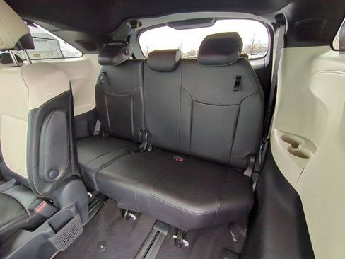Used 2025 Toyota Sienna Limited image 18