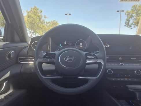 Certified 2025 Hyundai Elantra SEL FWD image 17