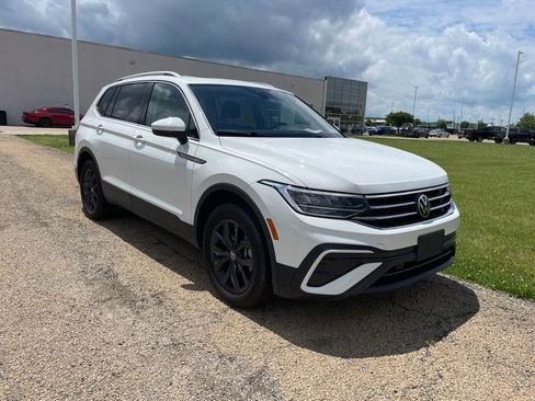 Used 2024 Volkswagen Tiguan SE w/ Panoramic Sunroof Package AWD/4WD image 1